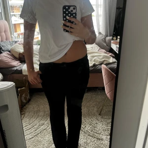 Svarta jeans från LTB - Säljer ett par svarta lågmidjade jeans från LTB i modellen Roxy. Materialet känns mjukt och stretchigt, de ser lite ut som kostymbyxor💗