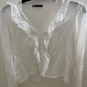 Blus från Zara - Säljer då den bara ligger i garderoben, har ingen aning om orginalpris men säljer för 50!💕