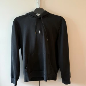 Svart hoodie från Polo Ralph Lauren - Svart hoodie från ralph lauren. Kill modell!! Passar dig som är runt 170-175