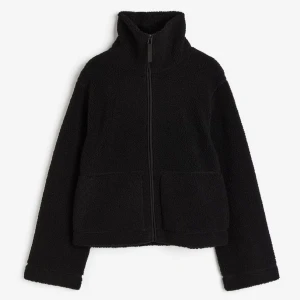 Teddy jacka svart HM  - Säljer min jättefina teddyjacka då den har blivit för liten, den är i bra skick💕 kan skicka fler bilder om det skulle önskas❣️kan även tvätta den innan jag postar om de skulle önskas, slutsåld i alla storlekar så därav lite högre pris 