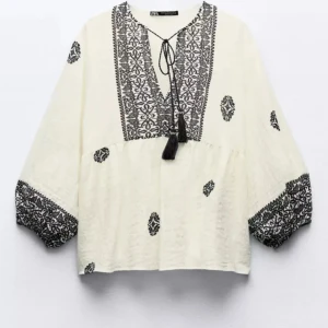 Blus - En fin blus från Zara som är knappt använd för jag köpte fel storlek och den är som ny, passar S oxå