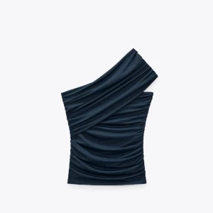 Mörkblå one shoulder topp - Snygg mörkblå topp med one shoulder-design och draperad effekt. Toppens tyg är lätt glansigt och stretchigt, vilket ger en cool och modern look. Perfekt för dig som vill sticka ut med en asymmetrisk stil. kom privat för egna bilder ! har aldrig andvänt