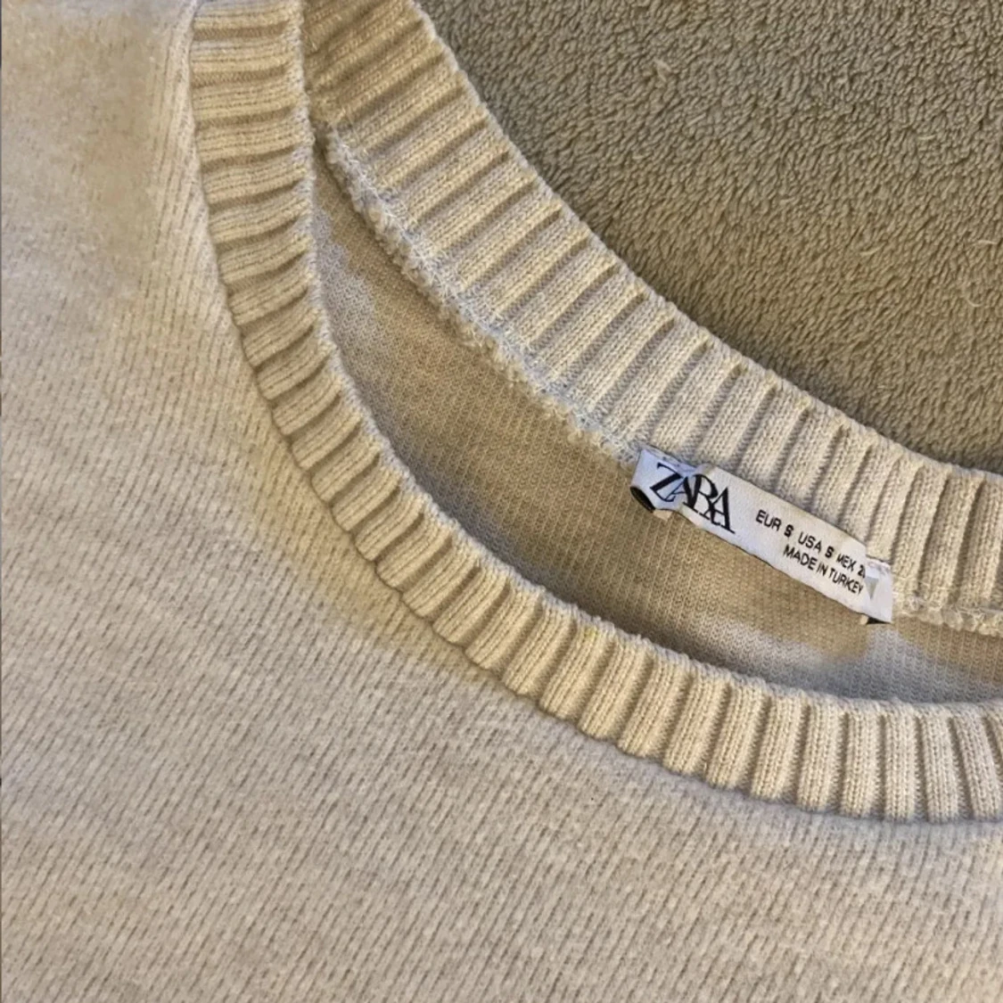 Beige croppad stickad tröja från Zara - 1