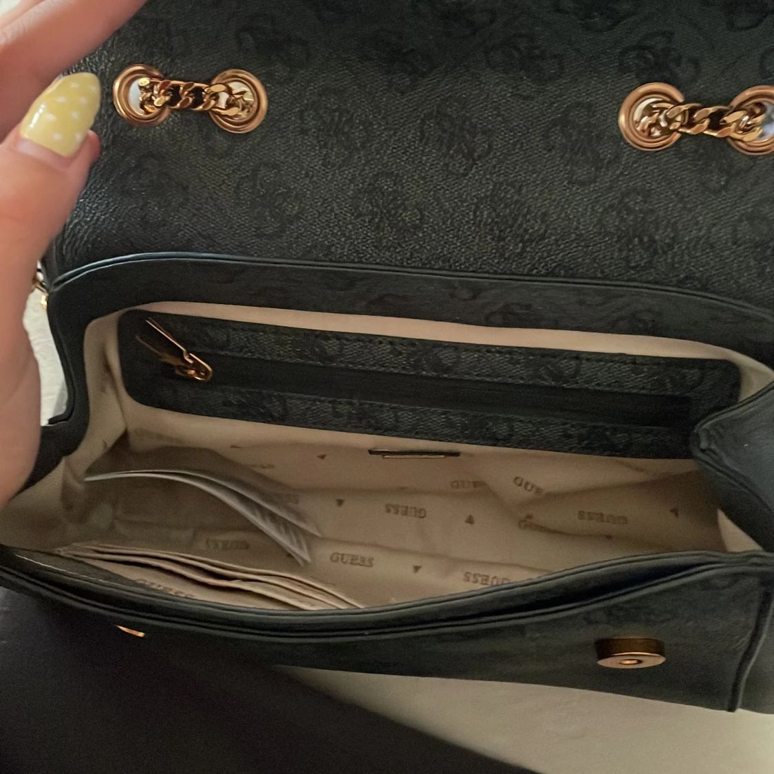 Svart axelväska från Guess med kedja - 2