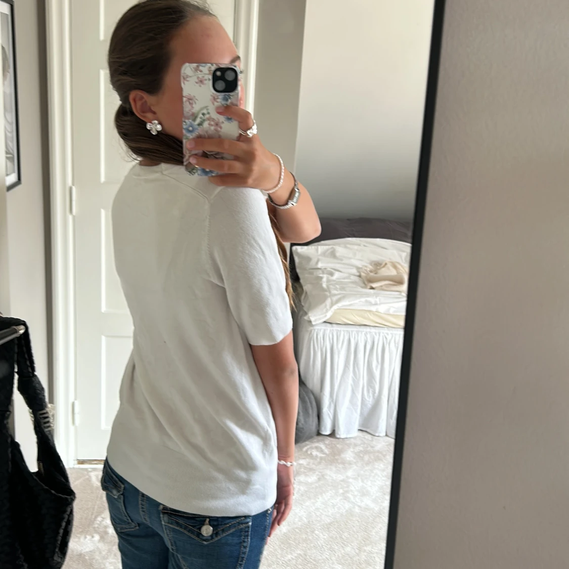 Stickad vitt T-shirt  - 1