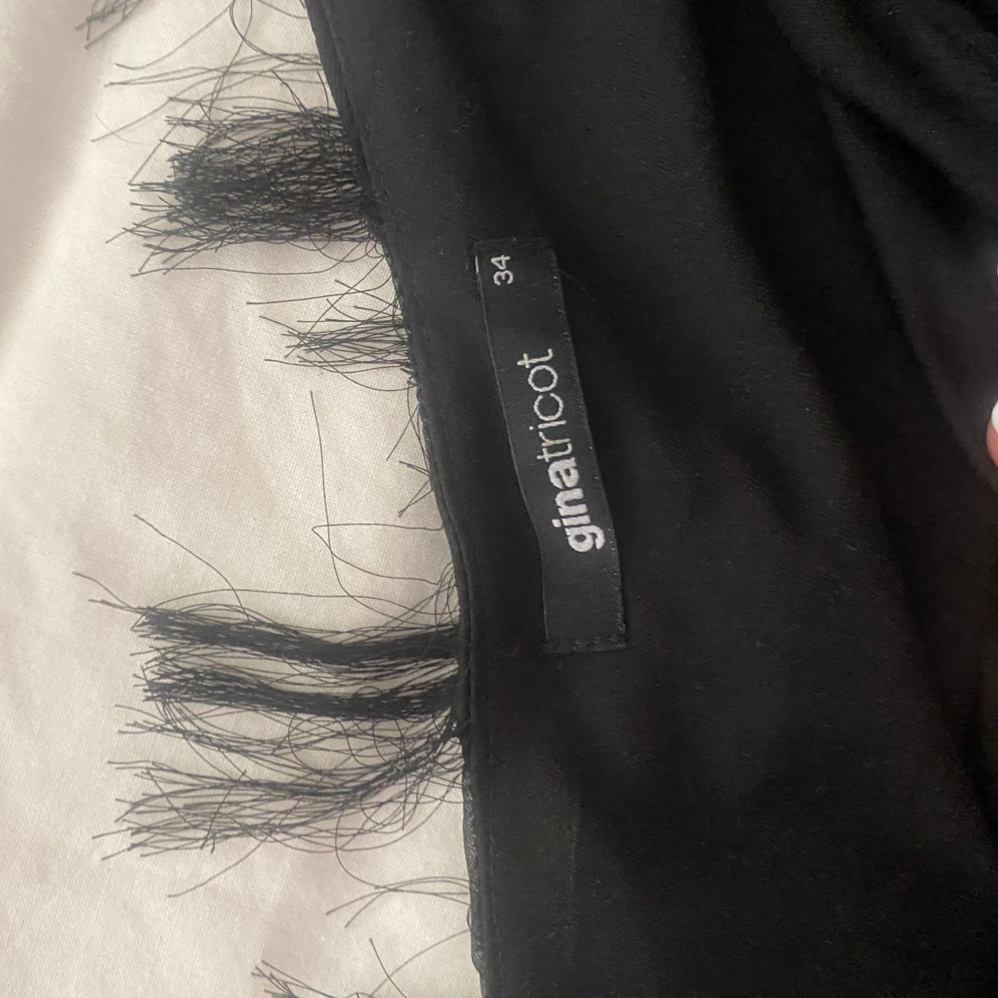 Svart fransig one shoulder-topp Gina Tricot - 1