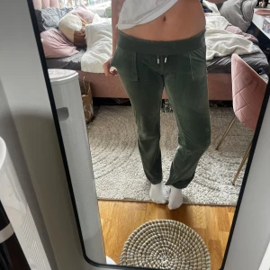 Juicy byxor - Säljer ett par super sköna gröna juicy byxor. De är använda fåtal gånger, säljer pga de kommer inte till användning.💗