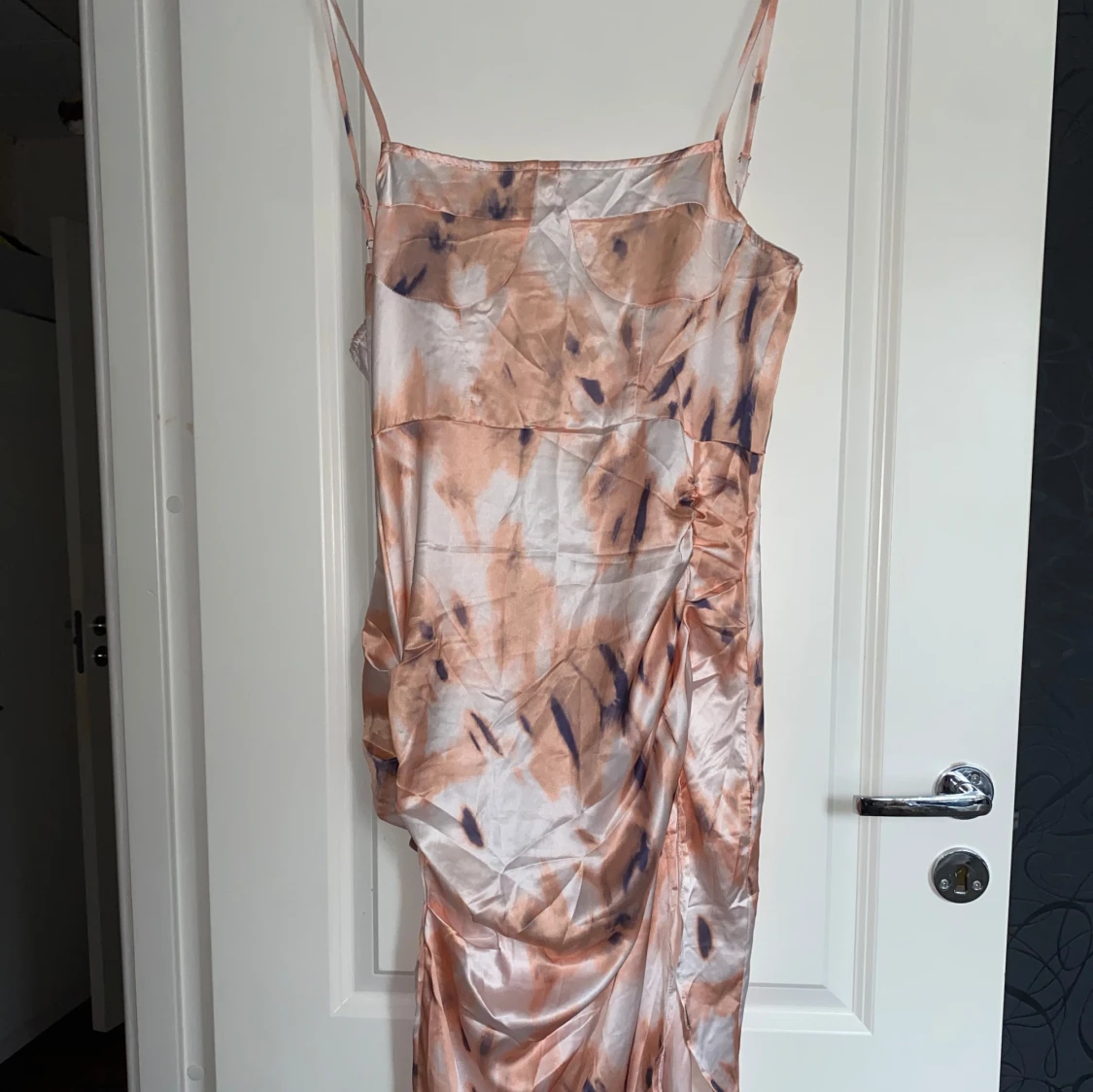 Satin klänning med slits  - 1