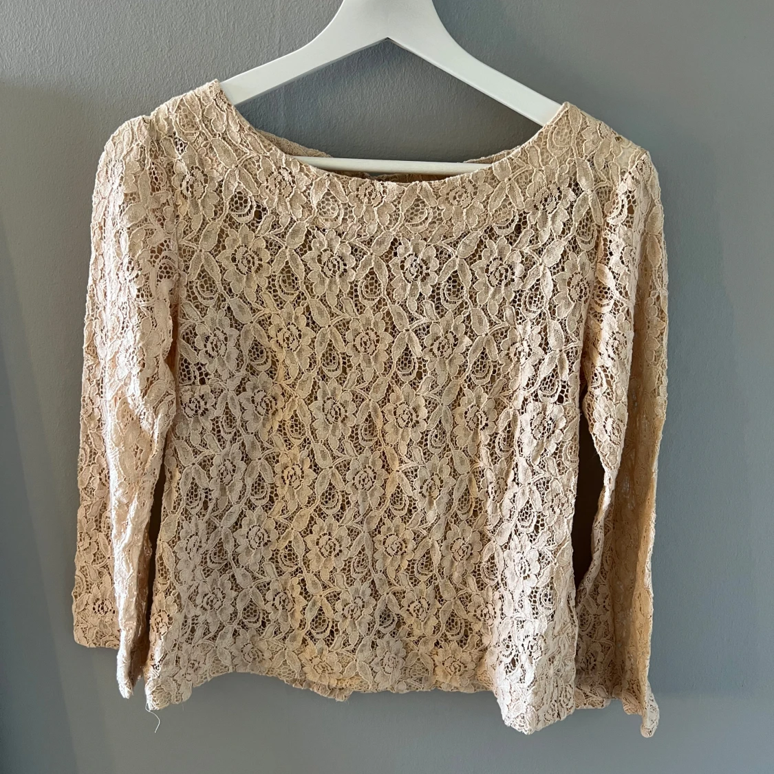 Beige spetsblus med knappar - 2