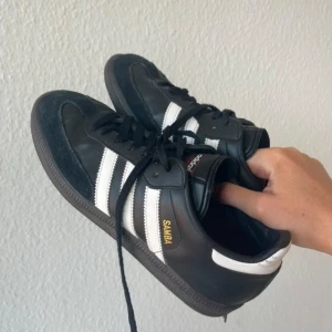 Adidas Samba svart/vit strl 40 - Adidas Samba sneakers i svart skinn med vita ränder.  Köpte på second hand o säljer pga att de inte passa💘