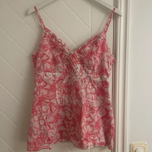 Rosa sommartopp - Jätte fin rosa och vit sommartopp. Köpt på Vinted där den var ny och jag har själv aldrig använt den. Den är i storlek L men passar även M och S. Den är i mycket bra skick med inga tecken på användning.