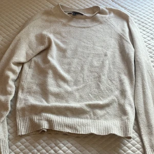 Beige stickad tröja från Vero Moda - Säljer en beige stickad tröja från Vero Moda i storlek S. Tröjan har rund hals, ribbade muddar vid ärmslut och nederkant samt långärmad design. Perfekt för dig som gillar enkel och clean stil med mjukt material.Skriv för bilder på💖