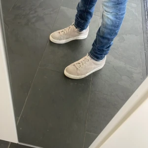 Grå mockasneakers från Vagabond - Vagabond skor | mocka grå | skick 6,5/10 eftersom jag har ej sulan kvar och det har blivit lite blått som knappt syns | nypris ca 1500kr, mitt pris 319kr | storlek 39 passar 37-39 | tar byten ✅ |