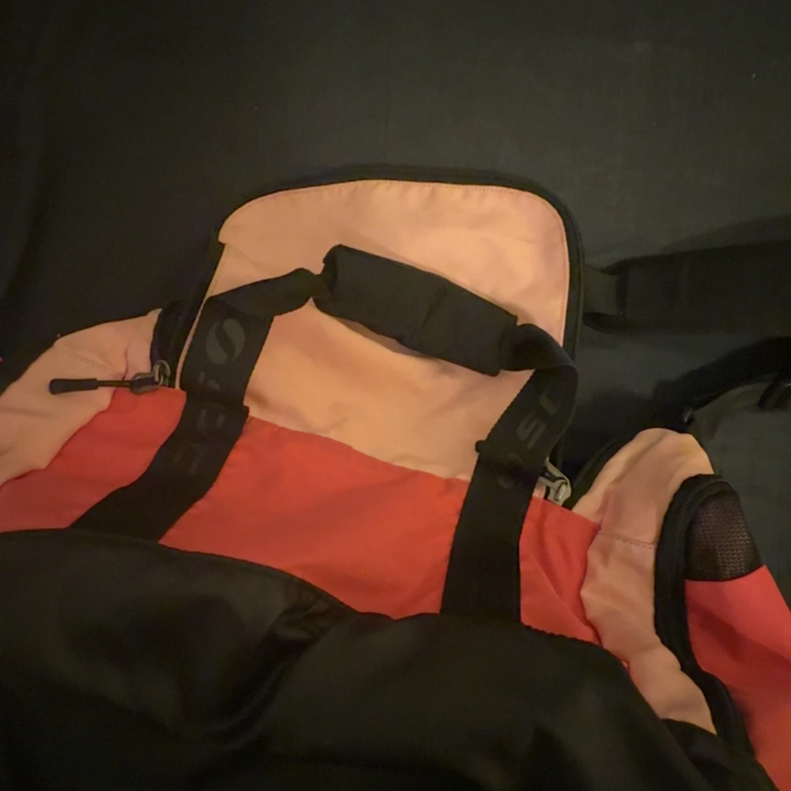 Rosa och röd träningsväska från SOC - 2