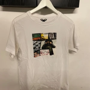 Welcome to sweden t-shirt  - Vit welcome to Sweden t-shirt i storlek XS av the goat. Fint skick är endast använd ett fåtal gånger 