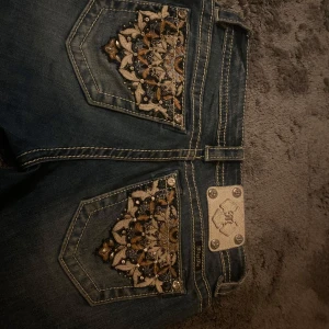 Lågmidjade miss me jeans  - Säljer mina utsvängda miss me jeans eftersom jag har tröttnat  inga defekter dem är i storlek 27 bootcut jag kan tyvärr inte ta bilder på för de är förstora köpta för 1100 skriv om det är någon fråga kan mötas upp 