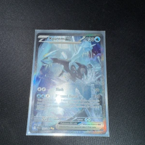 Kyurem EX - Kyurem EX är ett coolt och glittrande Pokémonkort med 230 HP, perfekt för samlare och spelare som vill ha en kraftfull drake i sitt deck. Kortet har snygg design och är ett måste för dig som älskar Pokémon och trading cards. Värde PSA10 = 3700kr, kortet är 99% psa 10! Inga kantskrap eller nå! Helt perfekt.
