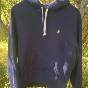 Ralph lauren hoodie - Intressekoll Ralph Lauren hoodie i storlek S – inga som helst defekter – skick 10/10 – pris går att diskutera. Skriv vid frågor! 