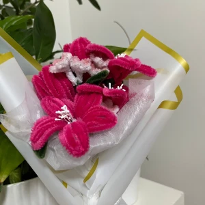 Rosa blombukett - Bilderna visar en bukett med handgjorda blommor av piprensare i rosa och vitt, inslagna i vitt och gult papper. Konstgjorda blommor som kan användas som dekoration eller present.