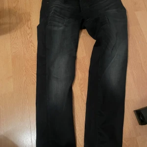 Jack&Jones slim Glenn - Säljer ett par helt nya jeans från Jack&Jones. Slim Glenn model. Svarta. Storlek 32/31 men lite små i storleken så passa någon storlek mindre också. Skick 10/10 säljer pga fel storlek. Hör av er vid frågor eller om ni vill ha fler bilder 