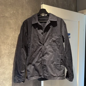 Overshirt  - Hej, säljer en marinblå oveshirt från Zara i storlek M.