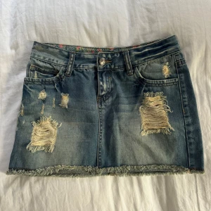 Blå jeanskjol med slitningar Cindy H - Snygg blå jeanskjol från Cindy H🔥