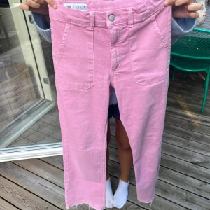 Rosa jeans från Zara - Säljer ett par ljusrosa byxor från Zara! Tyvärr för små för mig. De är raka i modellen! Skriv gärna om du vill ändra pris!🥰