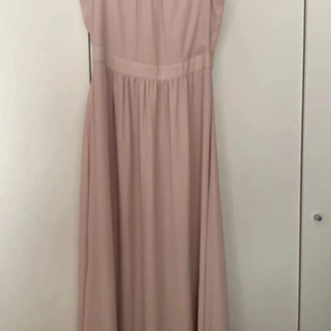 Ljusrosa långklänning med ärmlös design - 2