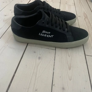 Svarta Saint Laurent sneakers - Använda 2 gånger och säljer då de va lite små. Box och dustbag följer med.