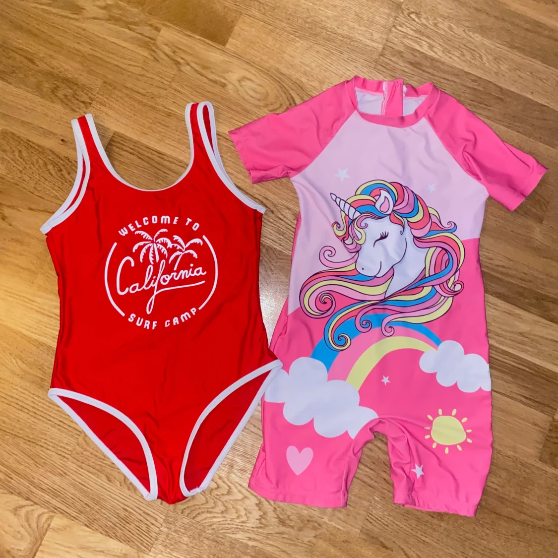 Röd baddräkt & rosa UV-dräkt unicorn