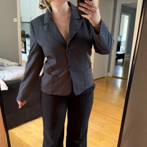 Mörkgrå kavaj - Kavaj som sitter ungefär som en S/M i fint skick.