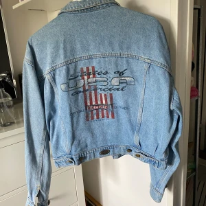 Jeansjacka - Säljer endast pga framsidan. S/M. Märke finns ej kvar då den är retro.