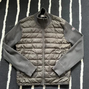 Moncler cardigan mörkgrön - Tjena, säljer nu denna riktigt snygga och populära Moncler cardigan i färgen mörkgrön. Den är i bra skick men finns små tecken på amning så skriv om ni vill ha bilder hör av er vi frågor och funderingar🙌🤝