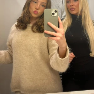 Stickad tröja i alpaca WERA - Oversized stickad tröja från Wera. Jättebra skick och I alpaca. Finns inte att köpa längre vad jag vet. Passar till allt. 