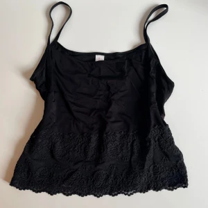 Spetstopp - Svart festtopp med spets nertill! Skulle säga att den passar storlek S/M🩷