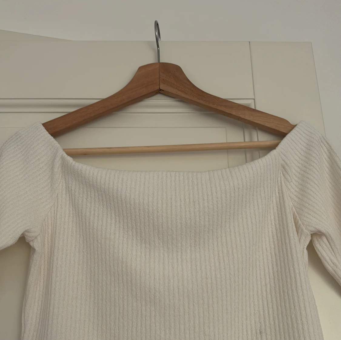 Offshoulder ribbad topp i vitt - 2