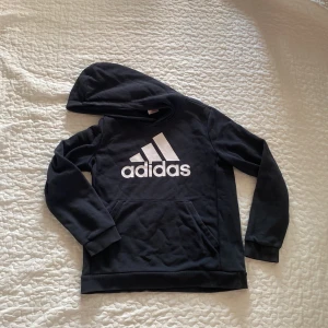 Adidas hoodie str 11-12 - Svart Adidas hoodie.