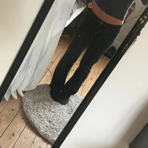 Low waist svarta jeans - Säljer ett par svarta jeans med  låg midja. Jeansen passar snyggt på och perfekt för en ”klassisk stil”. Jeansen har sytts upp 4cm så att de passar dig som är 160cm lång. (Går att sprätta till). Jeansen är också strechiga så passar olika storlek bra! (Bilderna är från förra säljaren) (pris kan diskuteras💕💕)