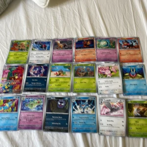 Pokémonkort - samling - Färgstark samling av 18 Pokémonkort med olika Pokémon och coola illustrationer. Perfekt för dig som vill börja samla eller utöka din samling! Korten är i fint skick och passar både för spel och display. En rolig mix för alla Pokémonfans och samlare.