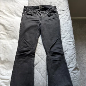 Svarta bootcut jeans från 157, S - Svarta jeans från 157 i bootcut-modell med full-längd, de har ett litet hål i högerbakficka men knappt märkbart!!