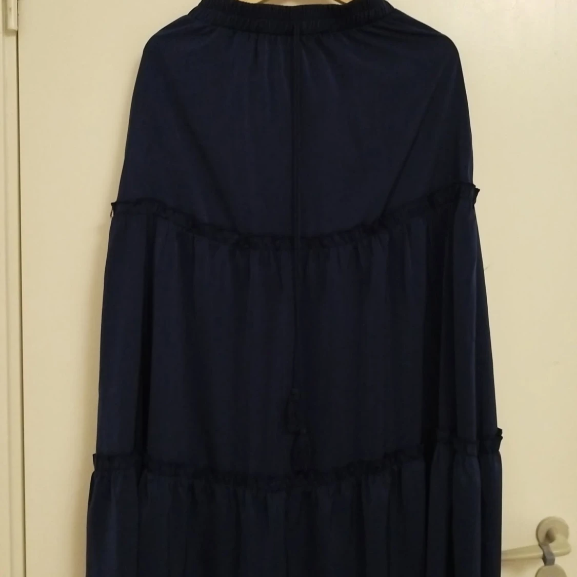 Marinblå maxikjol med volanger