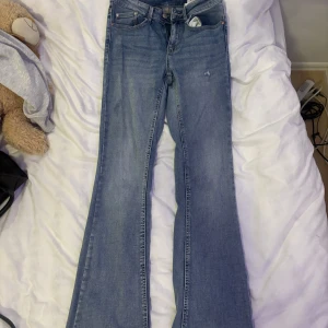 Mid waist flare  - Inte mycket använda, de ä i längden 34 så passar långa! Fint skick💗hör av er vid fler bilder!💗