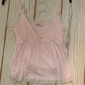 topp - söt topp från nelly i storlek S. den satt dåligt på mig och nu ligger den bara i garderoben.