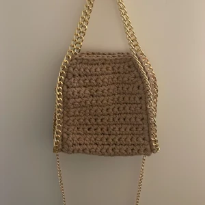 Stella McCartney liknande väska  - Handgjord, noggrant virkad väska i en så söt beige färg med guldkedja. 🤍🤍