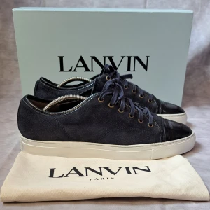 Mörkblåa Lanvin - Stl 43 - Mycket bra skick, utan några defekter | Stl: 43 | Endast skorna medföljer vid köp 🙌 | Hör av dig vid frågor eller fler bilder | Skickar spårbart med Instabox, Postnord eller Bring | Mvh Galgen 