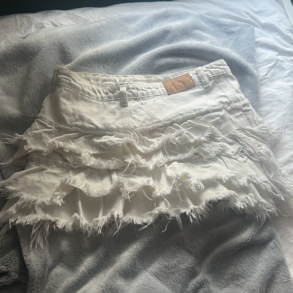 Vit jeanskjol med volanger från Monki - 1