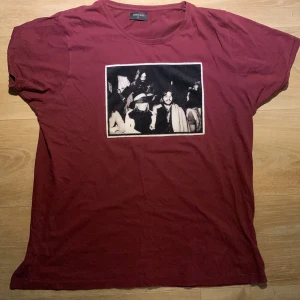 Limitato t-shirt - Tja, säljer min riktigt feta vinröda limitato t-shirt. Den används knappt lägre och därför vill säljas. Storlek xl men sitter som en L. Skick 8/10 inga flaws eller håll på den. Priset kan diskuteras,skriv och hör av er vid fler frågor.