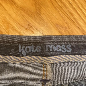 Low Rise Kate Moss bootcut jeans! - Säljer mina absoluta favoritjeans som är ifrån en kollektion Kate Moss gjorde med Topshop på 2000-talet. Svåra att få tag på!De är low Rise/low waisted och bootcut. Så snygg passform! Storleken är 26 men de är ganska små i storleken så passar från 23