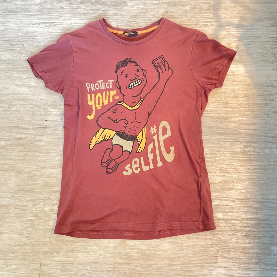 Röd graphic tee från FSBN 