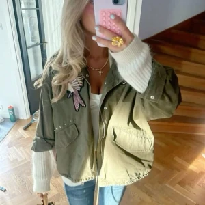 Olivgrön overshirt med broderier H&M - Superfin Olivgrön overshirt från H&M som är perfekt nu till hösten!